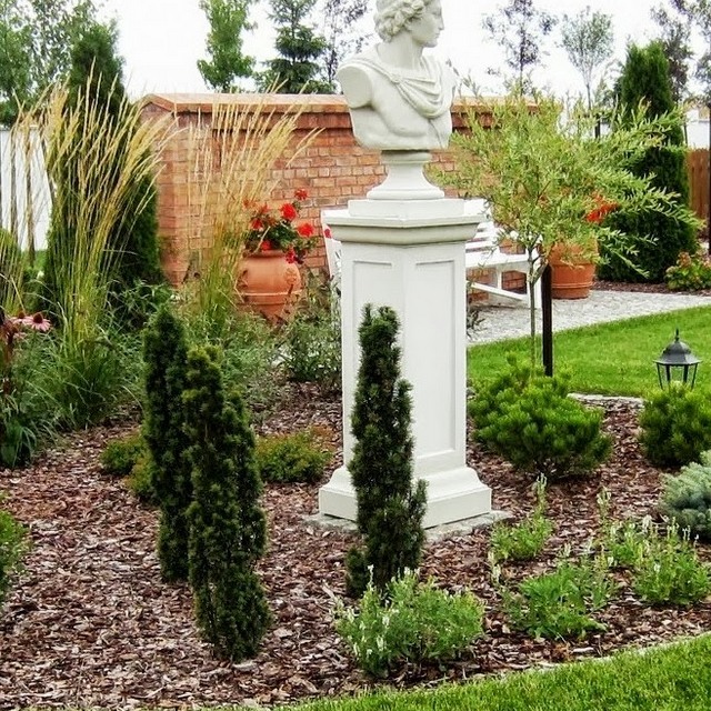 Zakladanie ogrodu Toruń - klasyczny posąg w ogrodzie przydomowym.